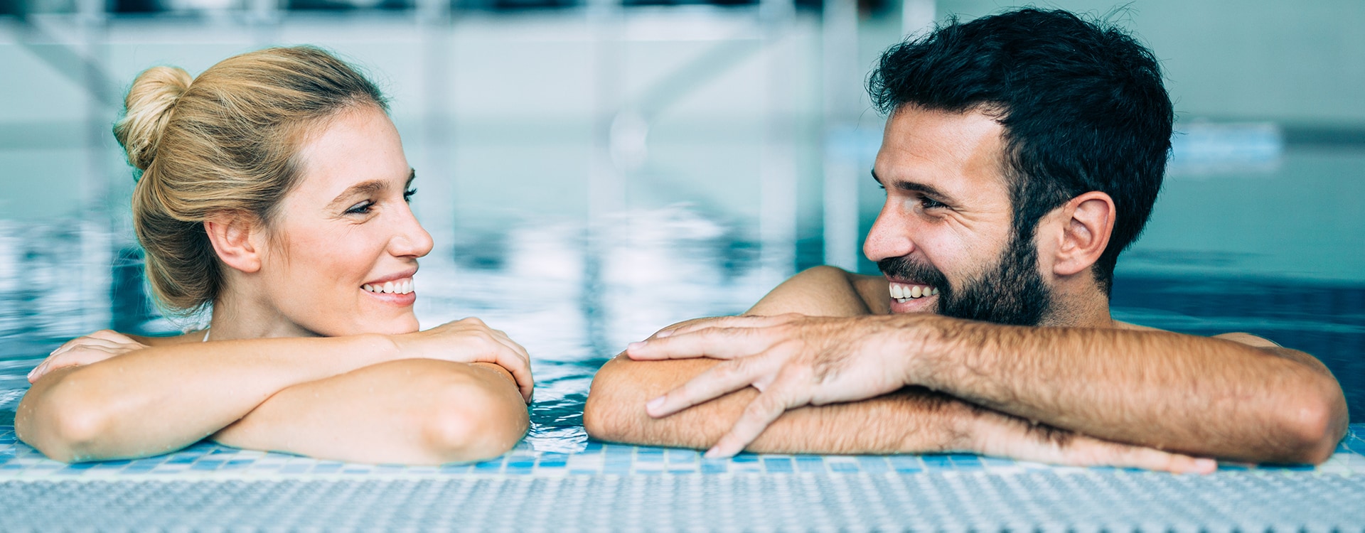 zwei Menschen im Schwimmbecken