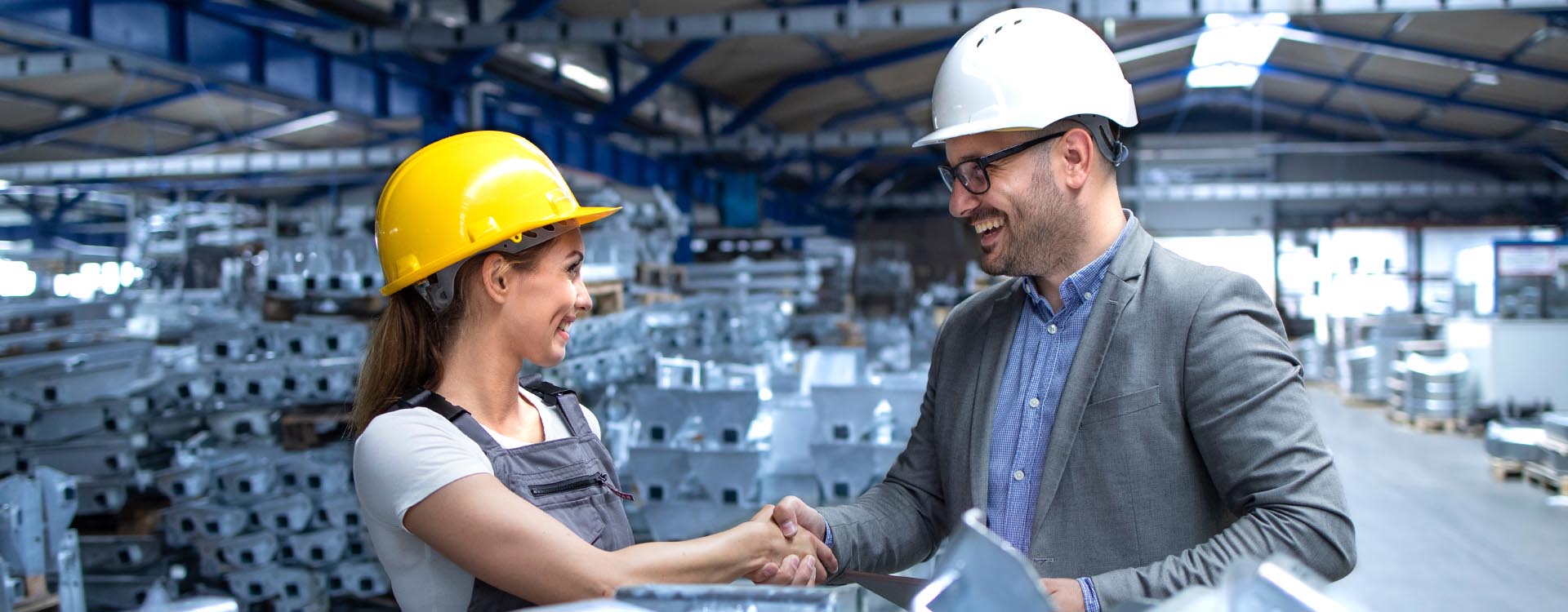 Kundenberater und Industriekunde mit Handschlag