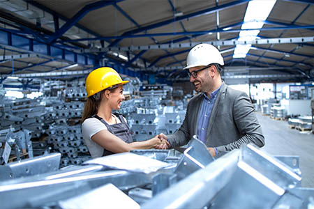 Kundenberater und Industriekunde mit Handschlag